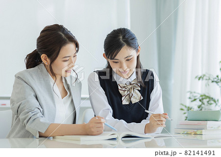 塾で個別指導を受ける女子学生 高校生 中学生 82141491