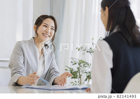 女子学生と面談をする塾講師 高校生 中学生 女子学生と面談をする塾講師 高校生 中学生 82141493