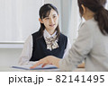 塾で面談をする女子学生 高校生 中学生 82141495