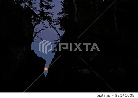 景勝地神割崎から見えるお月様と松のシルエット 景勝地神割崎から見えるお月様と松のシルエット 82141609