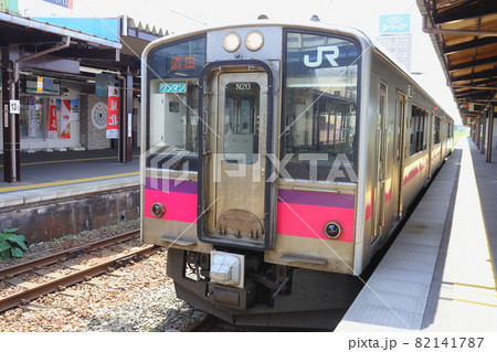 鶴岡駅に停車する酒田行き普通列車701系 82141787