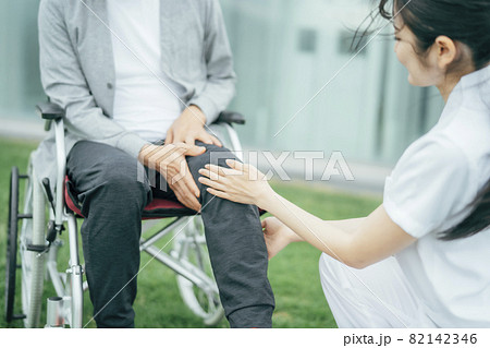 足に異変を感じる中高年男性と医療スタッフ 足に異変を感じる中高年男性と医療スタッフ 82142346