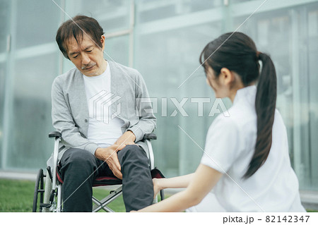 足に異変を感じる中高年男性と医療スタッフ 足に異変を感じる中高年男性と医療スタッフ 82142347