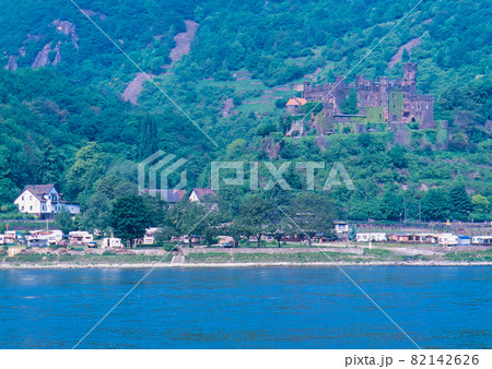 ドイツ　ライン川　ライヒエンシュタイン城とキャンピングカー 82142626