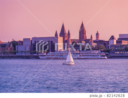 ドイツ　ライン川　マインツ　ライン川とマインツ大聖堂と観光船の夕景 82142628