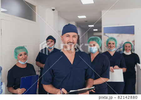 orthopedic doctor working together with his multiethnic team  82142880