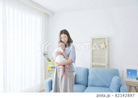 赤ちゃんを抱く母親 赤ちゃんを抱く母親 82142897