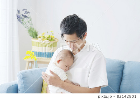 赤ちゃんを抱く父親 82142901