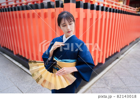 伏見稲荷大社で撮影した着物女子 82143018