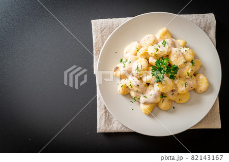 Gnocchi with mushroom cream sauce and cheese Gnocchi with mushroom cream sauce and cheese 82143167
