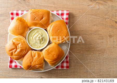 Bread with Thai Pandan Custard Bread with Thai Pandan Custard 82143169