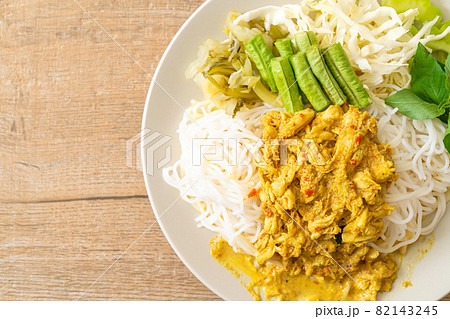 Thai Rice Noodles with Crab Curry and Variety Vegetables 82143245