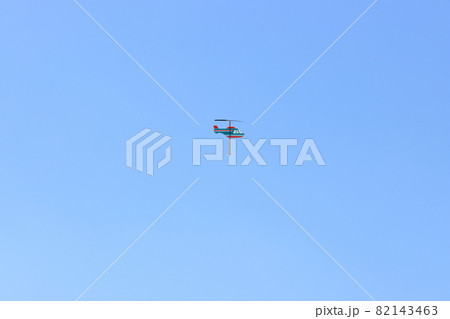 青空の中を飛ぶヘリコプターのおもちゃ 青空の中を飛ぶヘリコプターのおもちゃ 82143463
