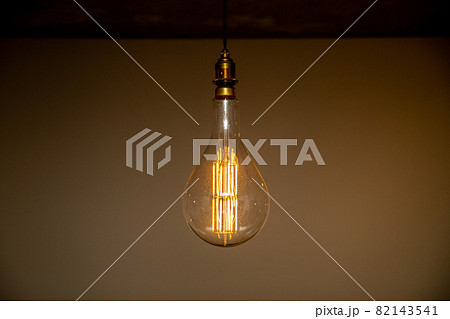光り輝く電球 82143541