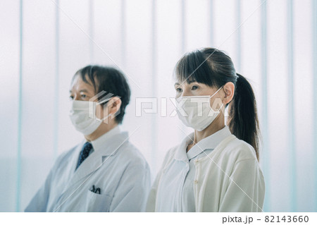 中高年の医療スタッフ（医師・看護師） 82143660