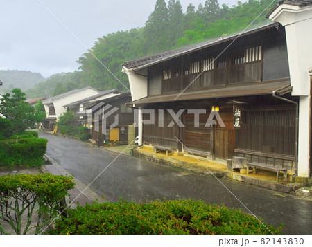 風情あふれる雨あがりの妻籠宿 82143830