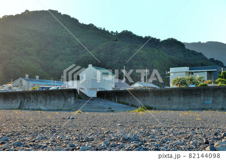 夏の終わりの海岸 82144098