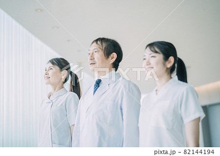 中高年の医療スタッフ(医師・看護師・3人) 中高年の医療スタッフ(医師・看護師・3人) 82144194