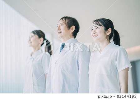 中高年の医療スタッフ(医師・看護師・3人) 中高年の医療スタッフ(医師・看護師・3人) 82144195