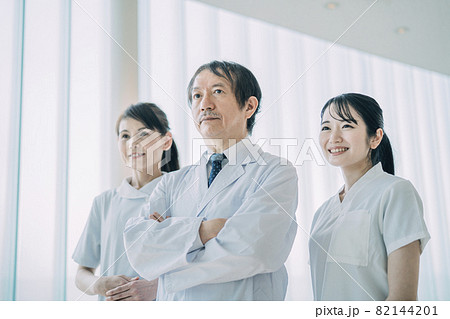 中高年の医療スタッフ(医師・看護師・3人) 中高年の医療スタッフ(医師・看護師・3人) 82144201