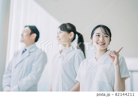 中高年の医療スタッフ(医師・看護師・3人) 中高年の医療スタッフ(医師・看護師・3人) 82144211