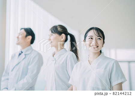 中高年の医療スタッフ(医師・看護師・3人) 中高年の医療スタッフ(医師・看護師・3人) 82144212