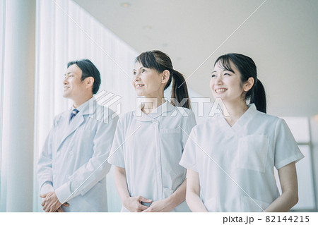 中高年の医療スタッフ(医師・看護師・3人) 中高年の医療スタッフ(医師・看護師・3人) 82144215