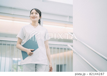 病院で働く医療スタッフ 82144287