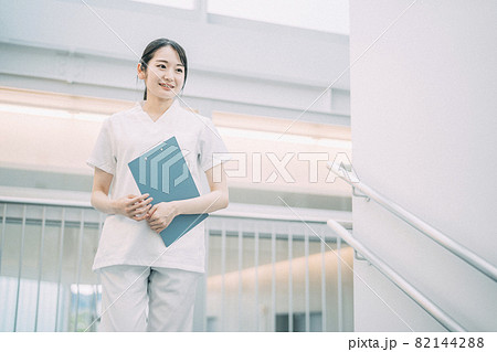 病院で働く医療スタッフ 82144288