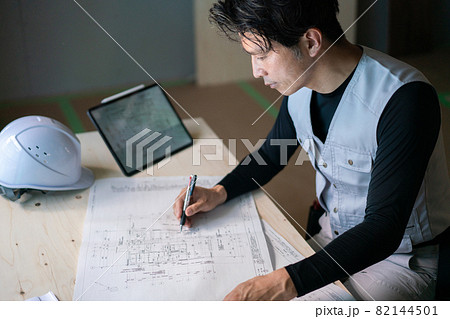 図面を見る作業員の男性 図面を見る作業員の男性 82144501