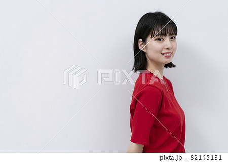 赤いTシャツの爽やかな女性 82145131