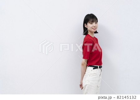 赤いTシャツの爽やかな女性 82145132