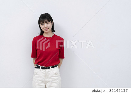 赤いTシャツの爽やかな女性 赤いTシャツの爽やかな女性 82145137