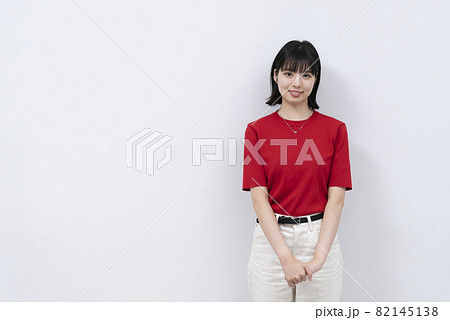 赤いTシャツの爽やかな女性 82145138