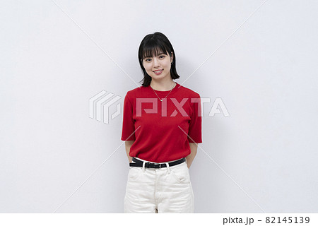 赤いTシャツの爽やかな女性 赤いTシャツの爽やかな女性 82145139