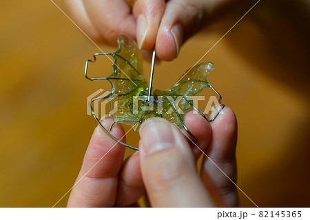 拡大床装置のスクリュー(拡大ネジ)を回す 82145365