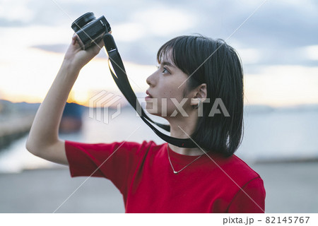 街を撮影するカメラ女子 82145767