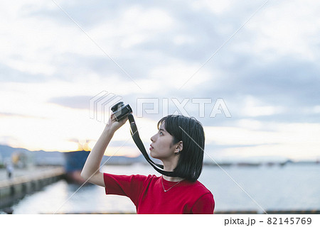 街を撮影するカメラ女子 82145769