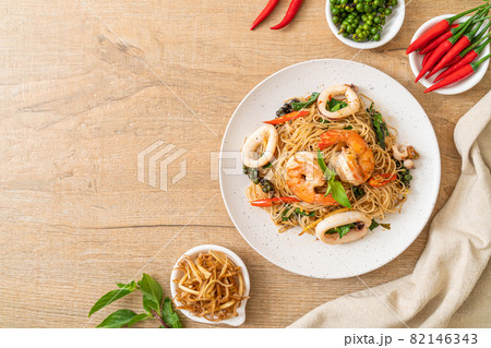 stir-fried Chinese noodle with basil, chilli, shrimps and squid 82146343