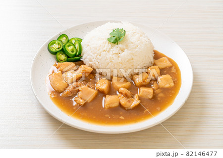 Chicken in brown sauce or gravy sauce with rice 82146477
