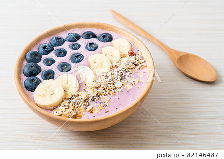 yogurt or yoghurt smoothie bowl with blue berry, banana and granola yogurt or yoghurt smoothie bowl with blue berry, banana and granola 82146487