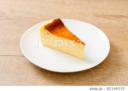 burn cheesecake on white plate burn cheesecake on white plate 82146535
