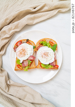 whole wheat bread toasted with vegetable, bacon and egg 82146767