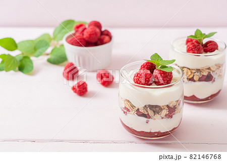 fresh raspberry and yogurt with granola fresh raspberry and yogurt with granola 82146768