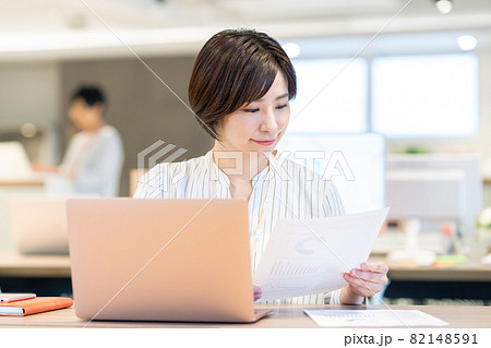 オフィスで仕事をするビジネスウーマン 撮影協力:WEEK芝大門(サンフロンティア不動産) オフィスで仕事をするビジネスウーマン 撮影協力:WEEK芝大門(サンフロンティア不動産) 82148591