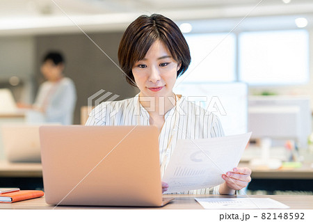 オフィスで仕事をするビジネスウーマン　撮影協力：WEEK芝大門（サンフロンティア不動産） 82148592