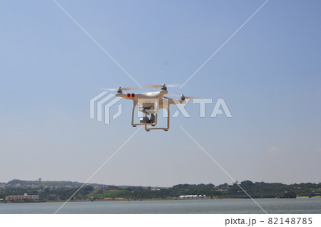 飛翔するドローン「ファントム3 スタンダード」(藪地島/沖縄県うるま市) 飛翔するドローン「ファントム3 スタンダード」(藪地島/沖縄県うるま市) 82148785