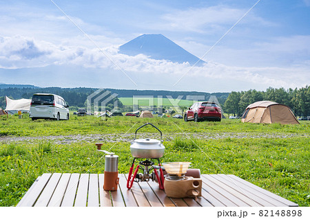 「静岡県」キャンプ場から富士山を眺めながらコヒーを入れる 82148898