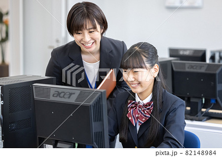 教育イメージ　パソコン教室で授業を受ける女子学生と先生　撮影協力：中央工学校附属日本語学校 82148984