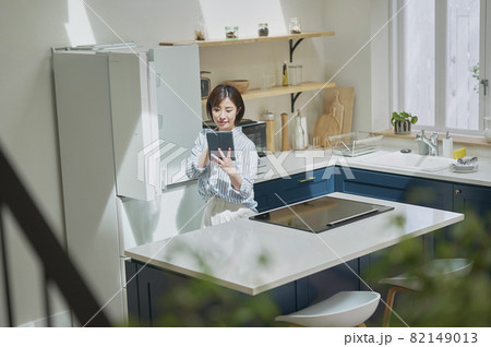 レシピアプリで献立を考える女性 レシピアプリで献立を考える女性 82149013